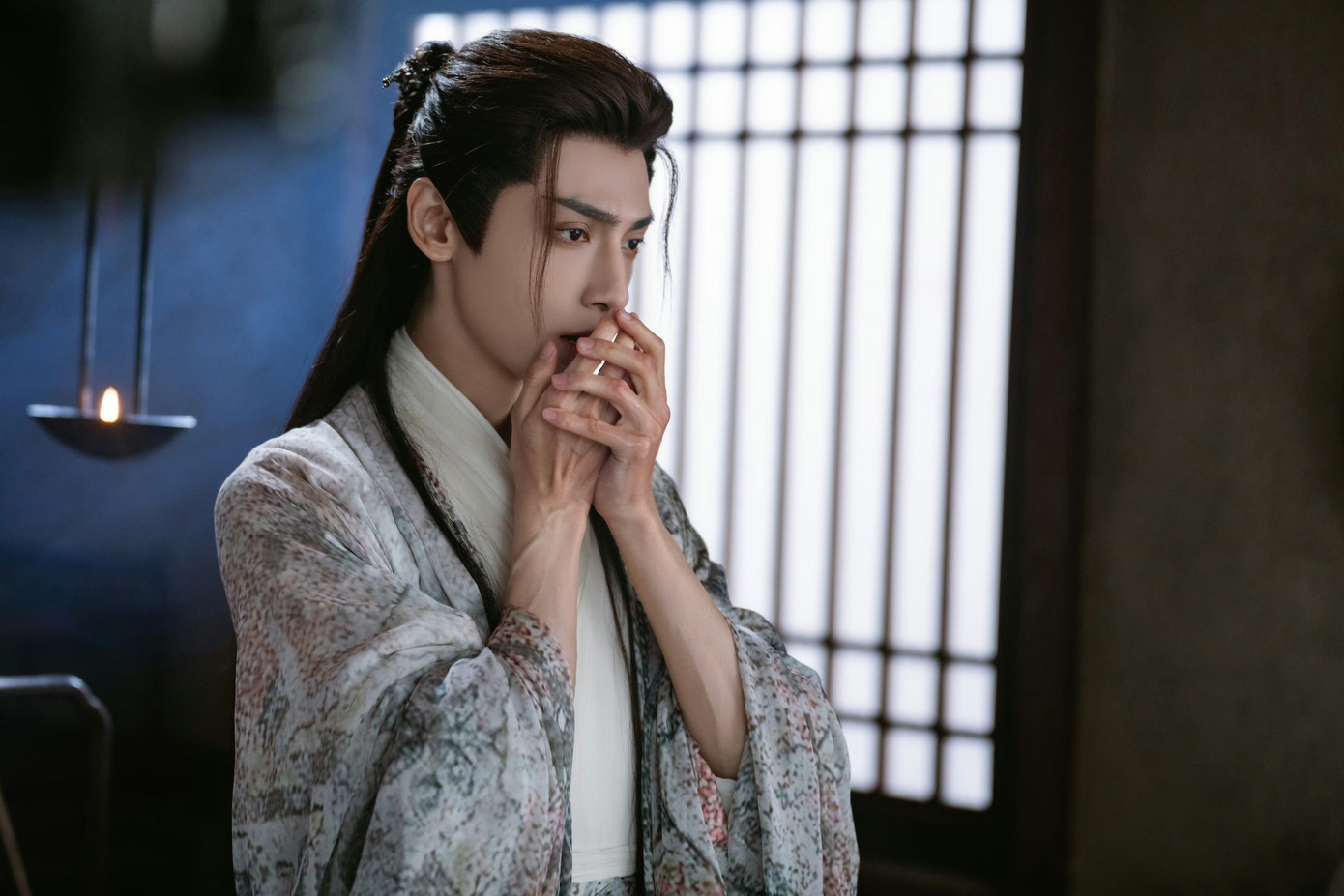 Ngoại hình gầy gò của La Vân Hi được hợp lý hóa khi Đàm Đài Tẫn còn là người phàm, bị ruồng bỏ, bắt nạt, sống khổ cực từ nhỏ nên có dáng vẻ yếu ớt, gầy gò.