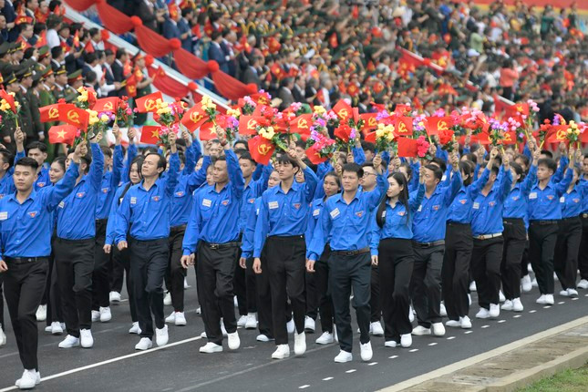 Phần diễu hành của Khối Thanh niên Việt Nam.