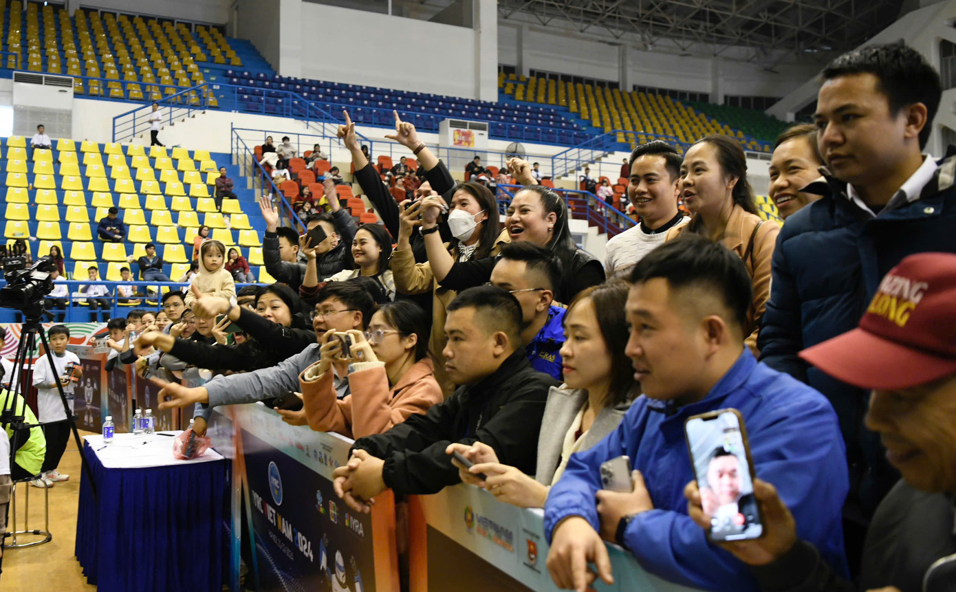 Lực lượng cổ động viên hùng hậu, theo dõi sát sao, tiếp lửa cho các thí sinh.