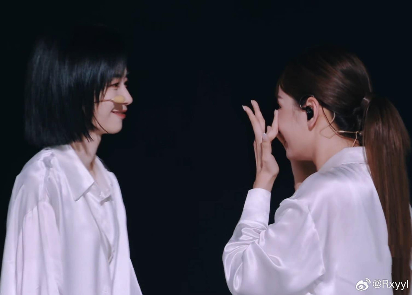 Chi Pu sau đó đã mỉm cười, lau nước mắt bước ra kêu gọi bình chọn.