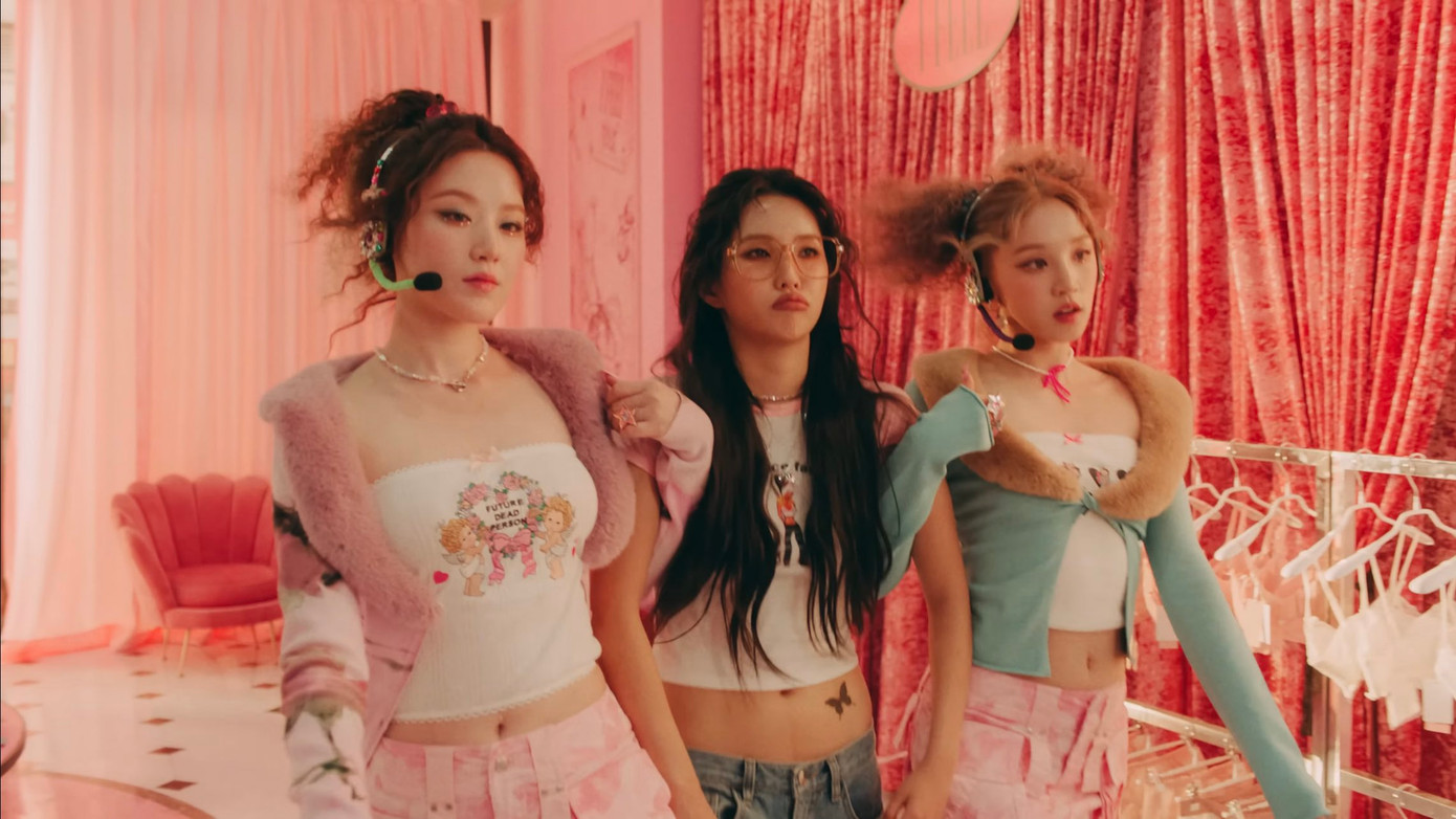 Trong khi Shuhua, Yuqi hóa thân thành những &quot;trợ lý&quot; giúp sức cho Miyeon, Soyeon trở thành hình mẫu hoàn hảo - queen.