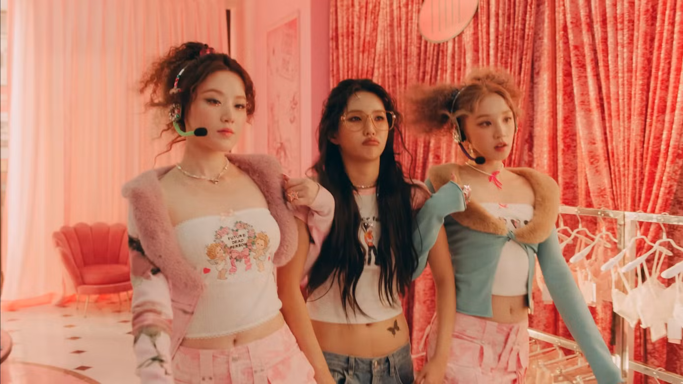 Trong khi Shuhua, Yuqi hóa thân thành những "trợ lý" giúp sức cho Miyeon, Soyeon trở thành hình mẫu hoàn hảo - queen.