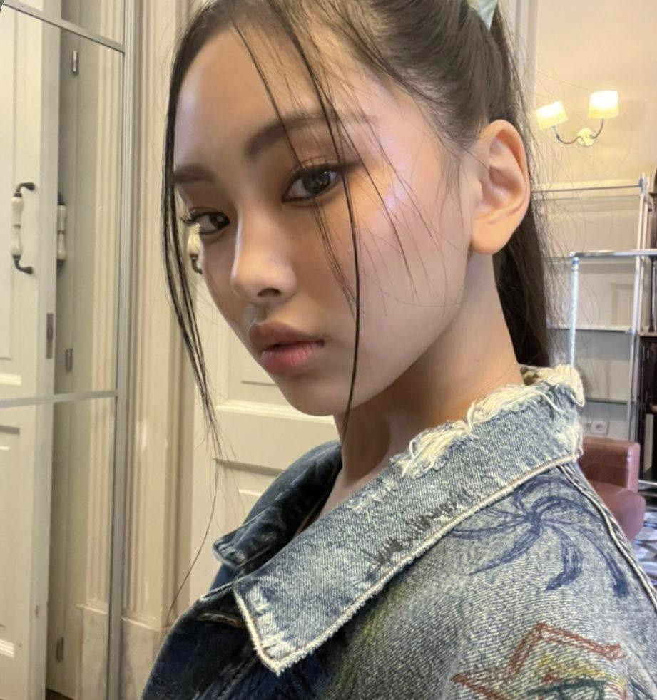 Trên Twitter, một số fan đồn đoán Hyein có thể cao đến 1m69 - chiều cao vượt trội ở độ tuổi 14. Trên Twitter, một số fan đồn đoán Hyein có thể cao đến 1m69 - chiều cao vượt trội ở độ tuổi 14.