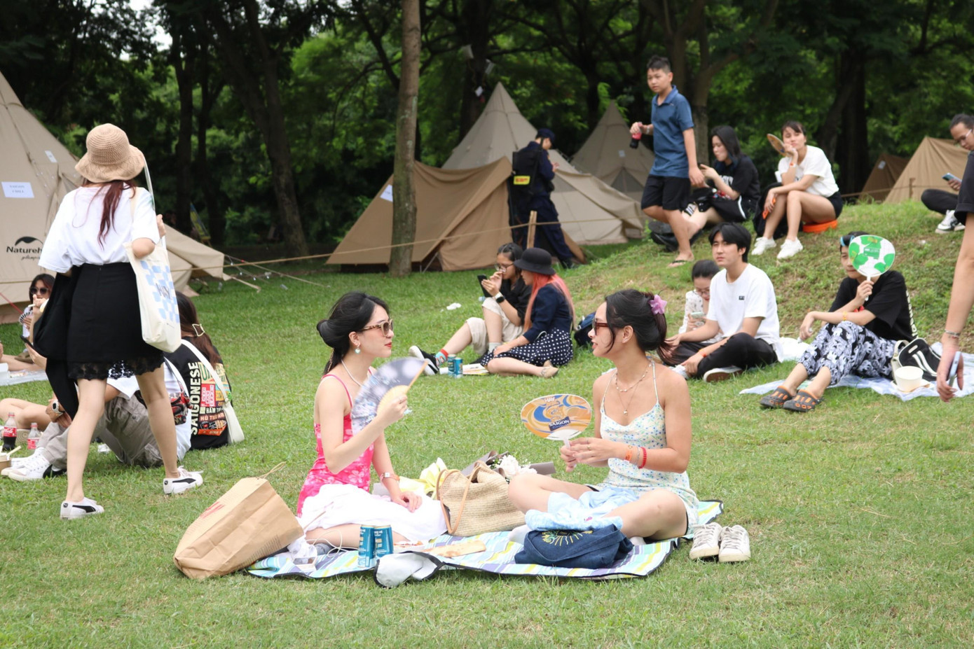 Những bộ cánh thoải mái, xinh xắn được hội bạn gái trưng diện.