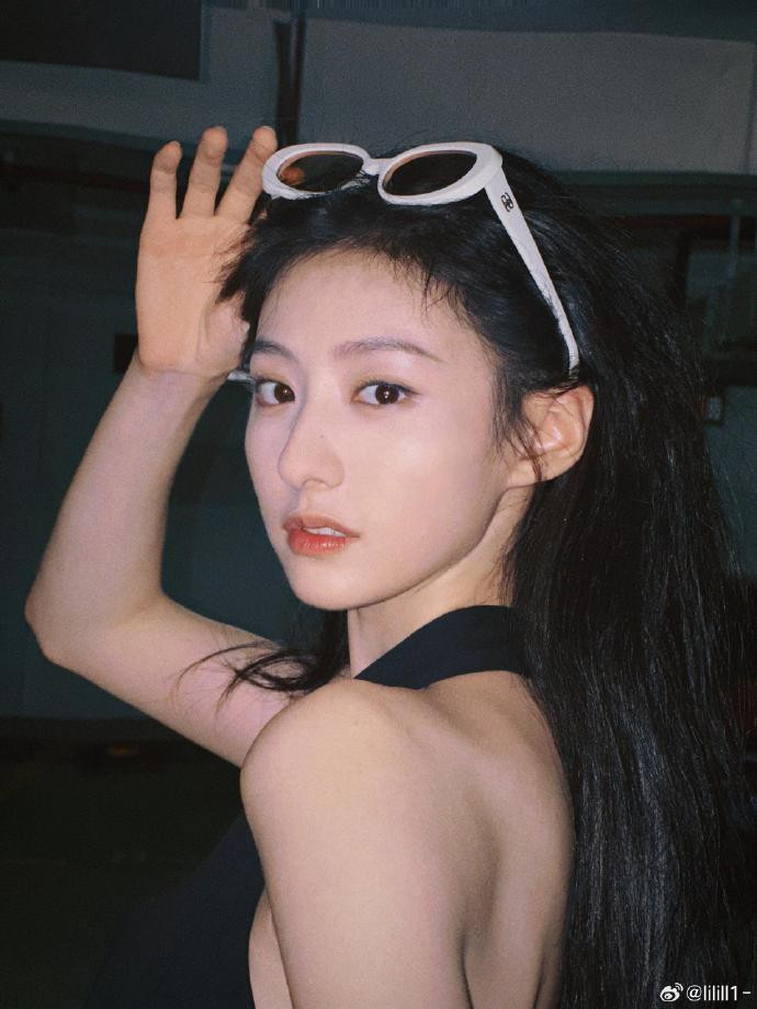 Ở những thước ảnh hậu trường ghi hình hay đời thường, nữ diễn viên cũng khiến fan đổ rầm bởi nét đẹp nhẹ nhàng, trong veo.