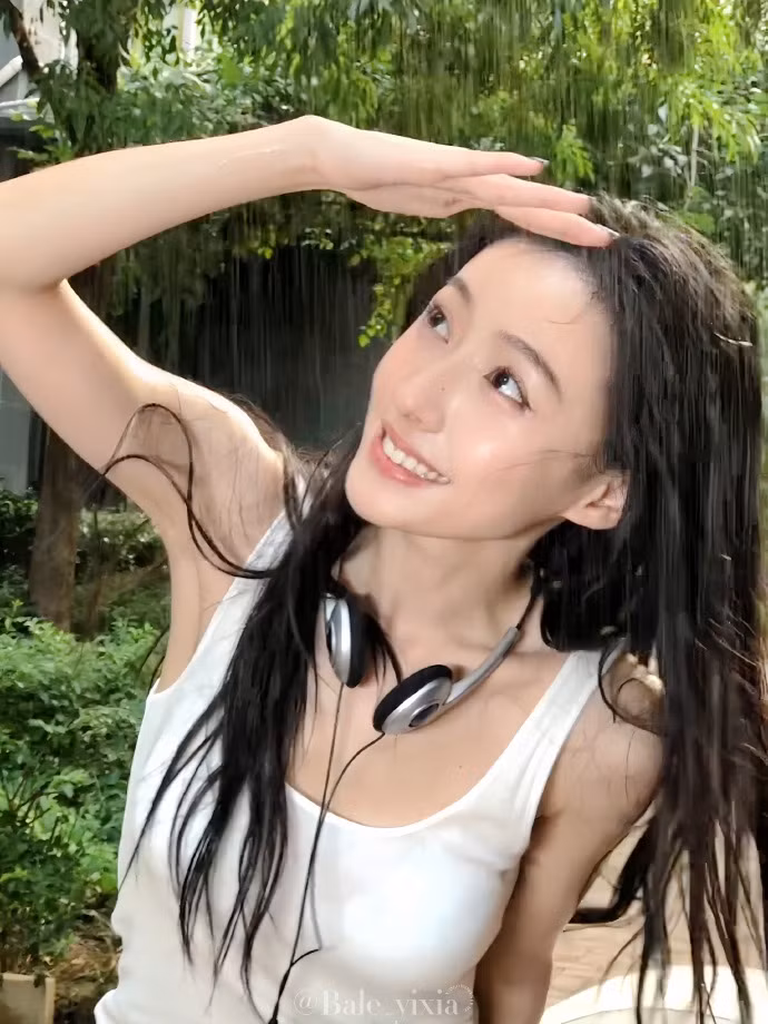 Ở những thước ảnh hậu trường ghi hình hay đời thường, nữ diễn viên cũng khiến fan đổ rầm bởi nét đẹp nhẹ nhàng, trong veo.