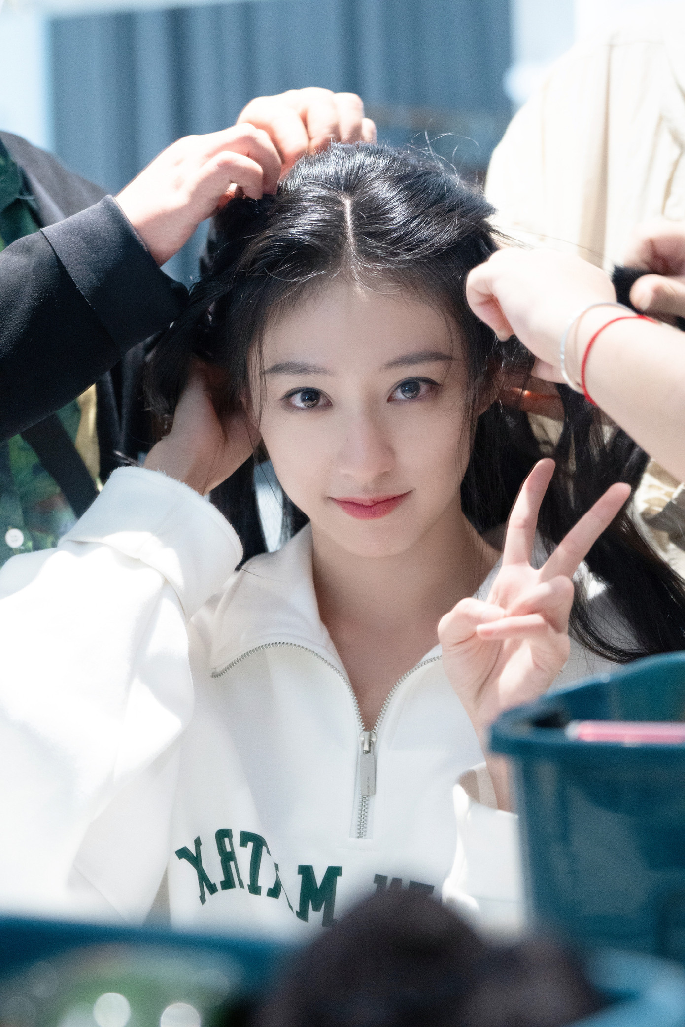 Ở những thước ảnh hậu trường ghi hình hay đời thường, nữ diễn viên cũng khiến fan đổ rầm bởi nét đẹp nhẹ nhàng, trong veo.