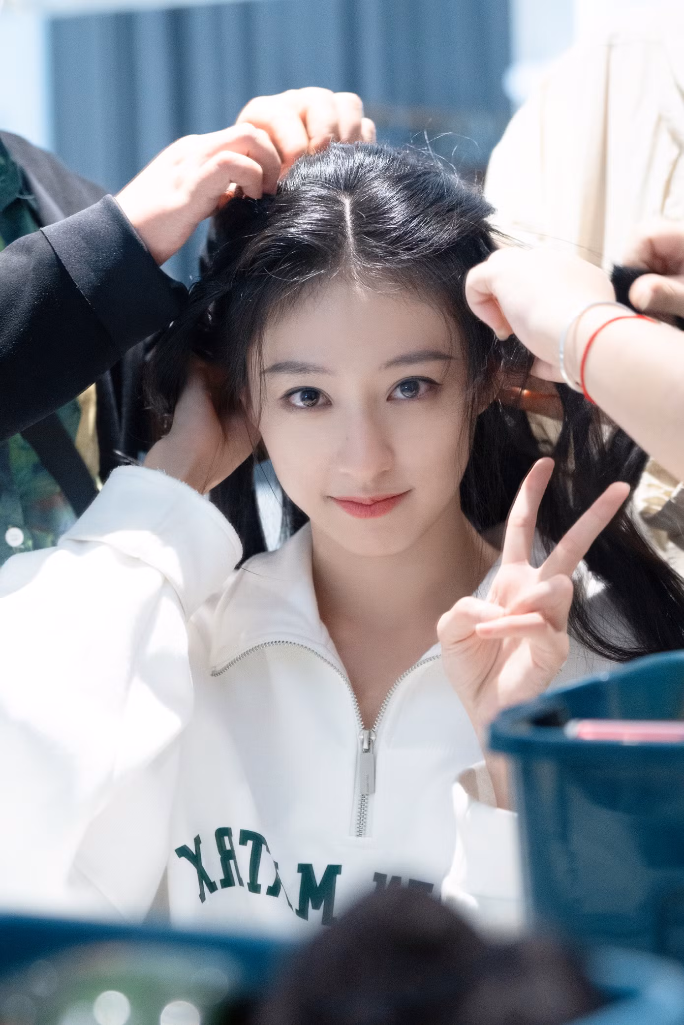 Ở những thước ảnh hậu trường ghi hình hay đời thường, nữ diễn viên cũng khiến fan đổ rầm bởi nét đẹp nhẹ nhàng, trong veo.