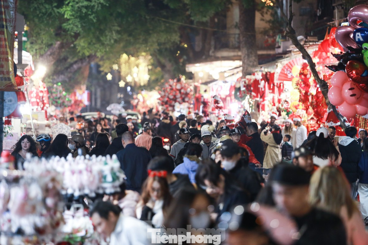 Phố Hàng Mã cũng chật kín người. - Ảnh: Đức Nguyễn/ TPO