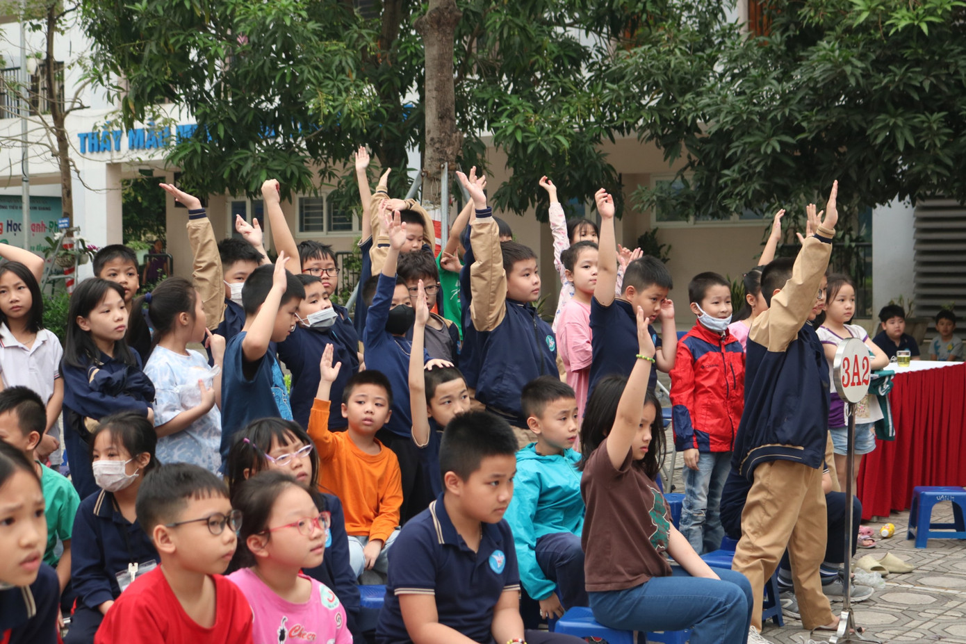 Những cánh tay nôn nóng muốn được gọi tên để trả lời câu hỏi nhận thưởng. Những cánh tay nôn nóng muốn được gọi tên để trả lời câu hỏi nhận thưởng.