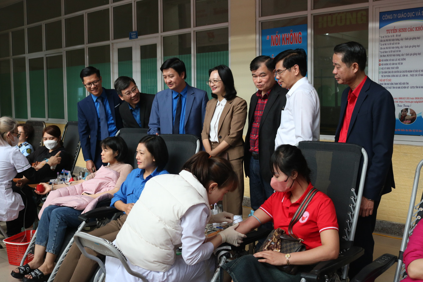 Lãnh đạo địa phương có mặt từ sớm, tới thăm hỏi các tình nguyện viên hiến máu.