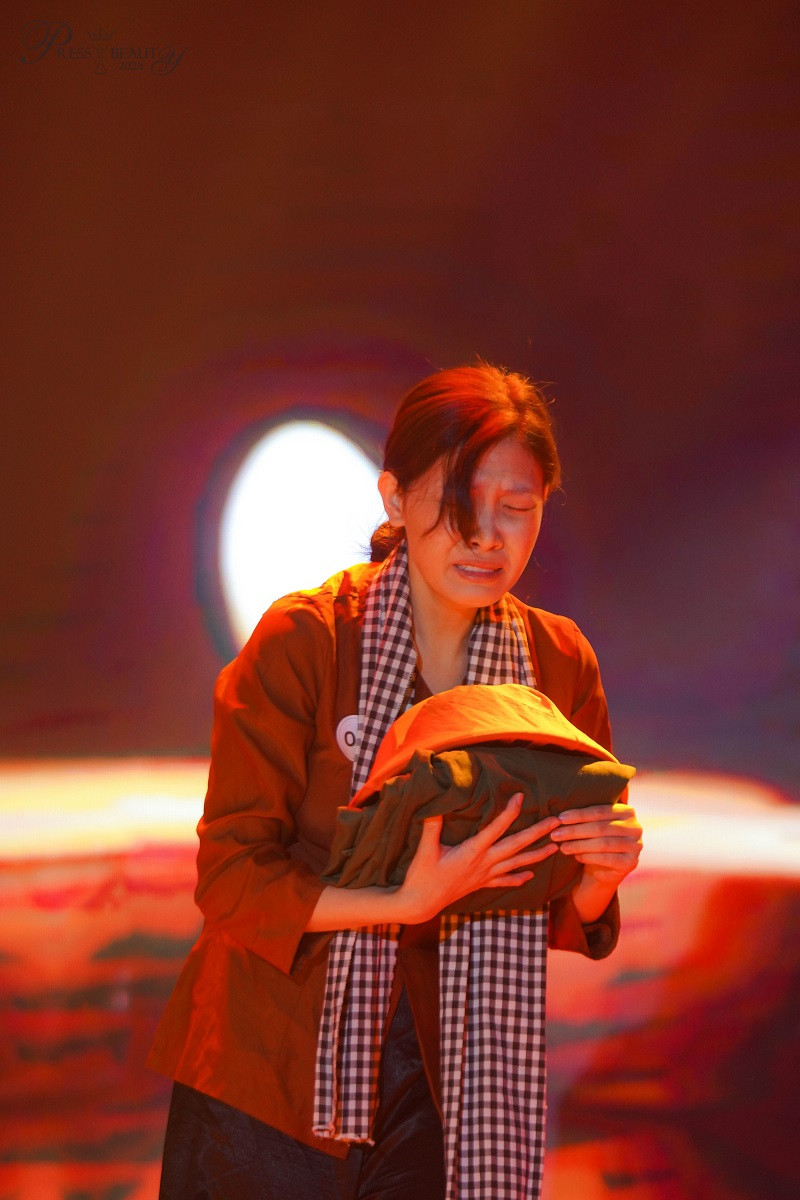 Thí sinh Anh Khoa (SBD 08) gây xúc động mạnh với phần múa hoạt cảnh “Huyền thoại mẹ”.