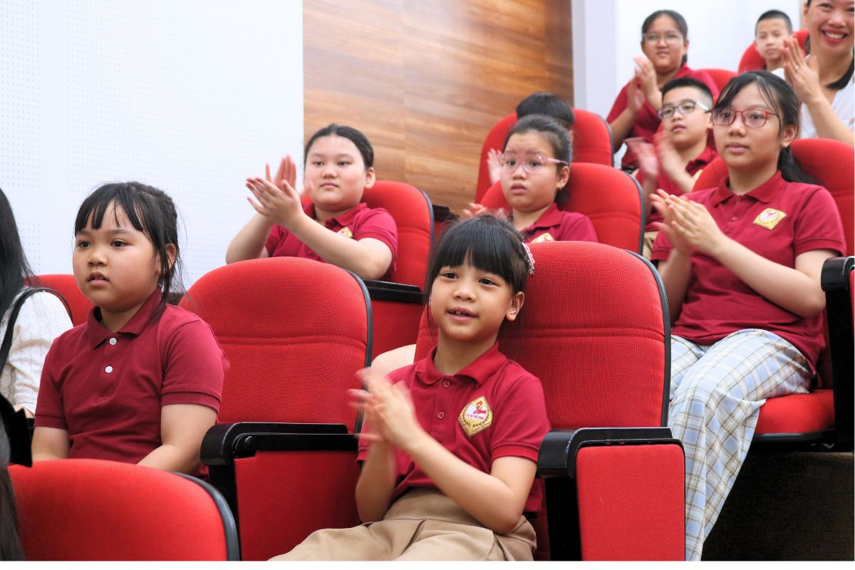 Các bạn nhỏ thích thú khi vừa được thưởng thức các tiết mục văn nghệ đặc sắc, vừa được biết thêm nhiều kiến thức lịch sử thú vị.