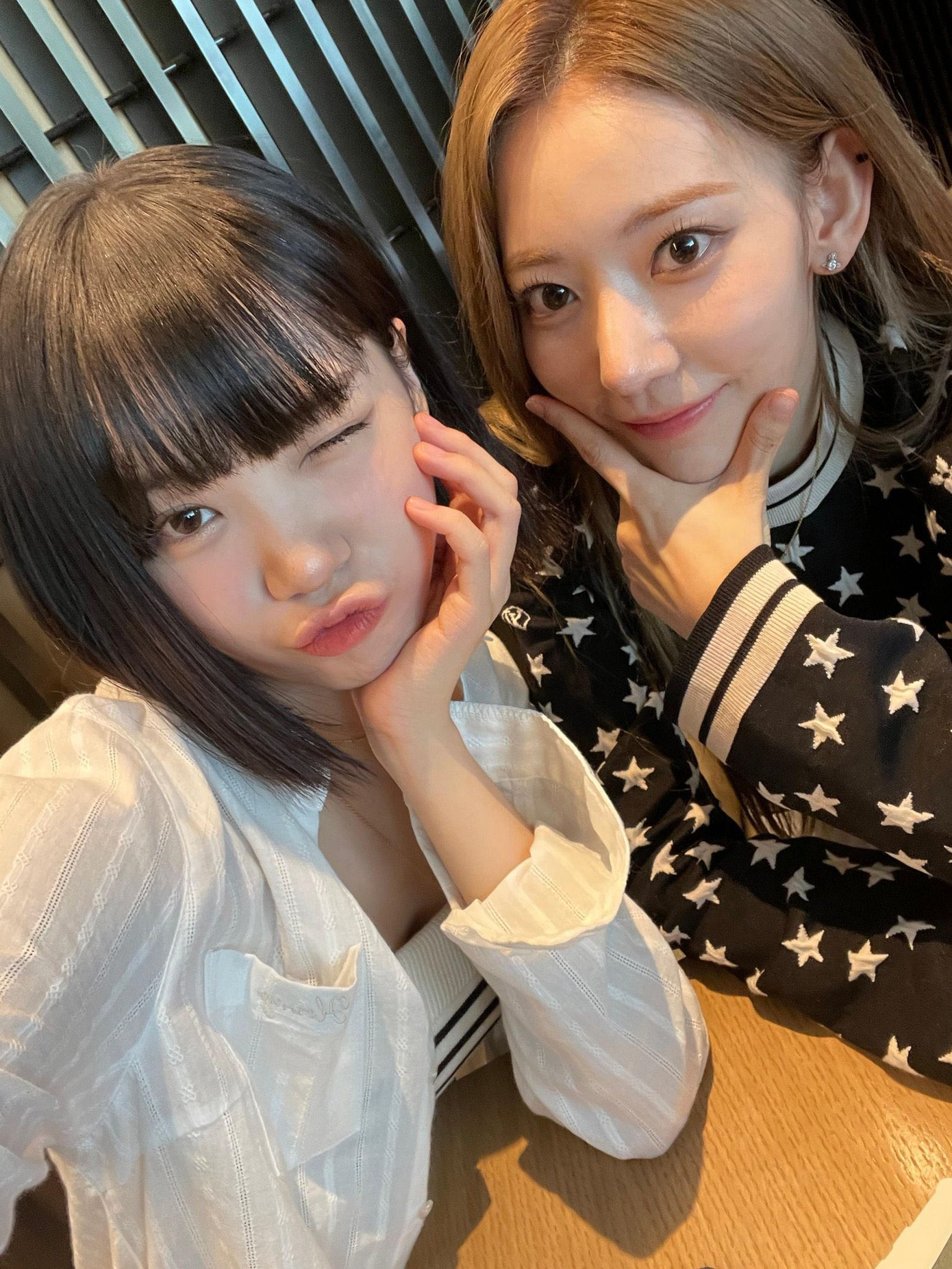 Bức hình gốc là Chaewon chụp cùng Sakura.