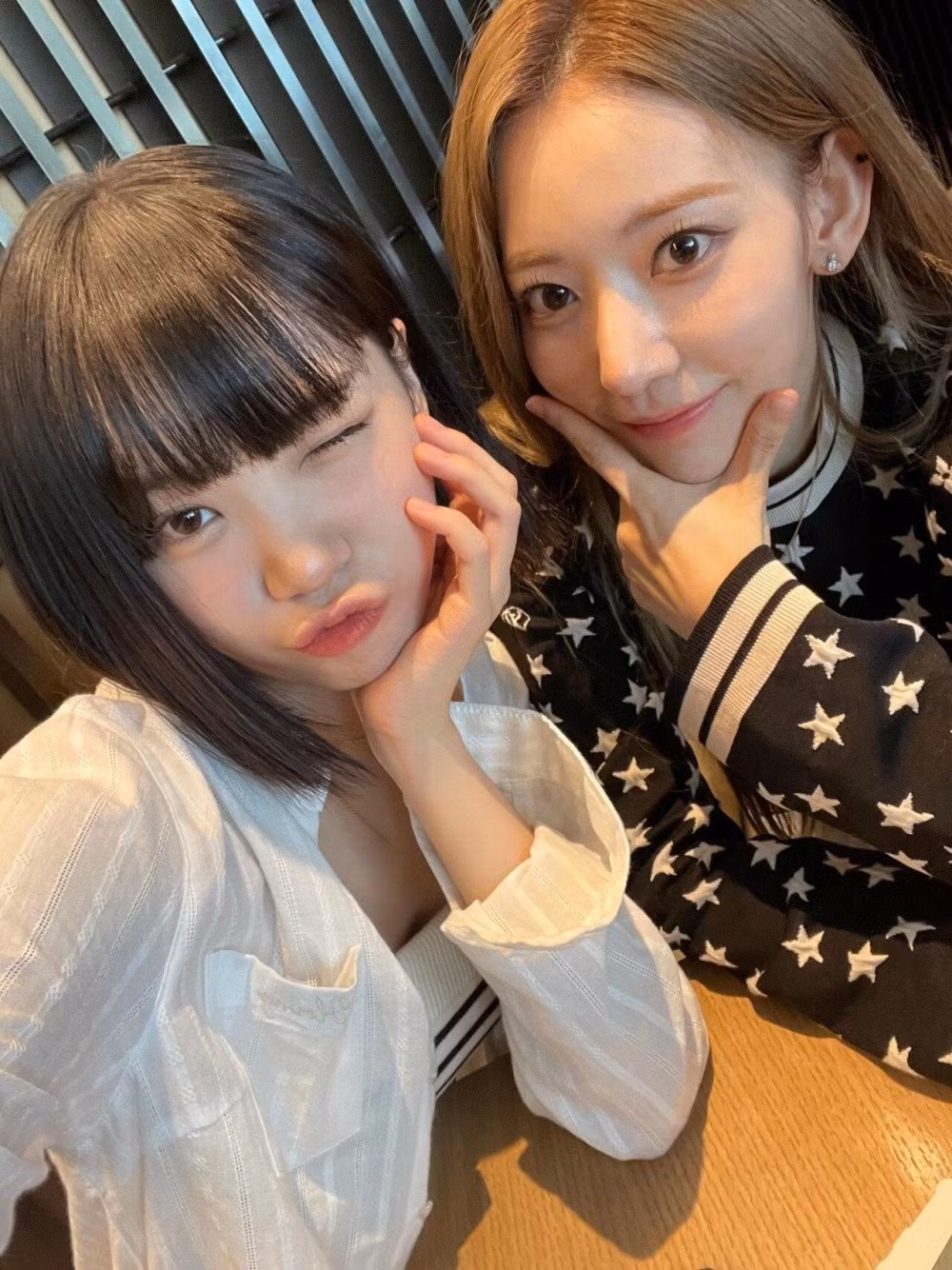 Bức ảnh gốc Chaewon chụp cùng Sakura.