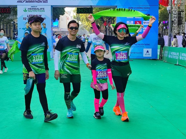 Gia đình bốn người của cô bé Bạch Ngân Hà cùng tham gia Tiền Phong Marathon năm nay.