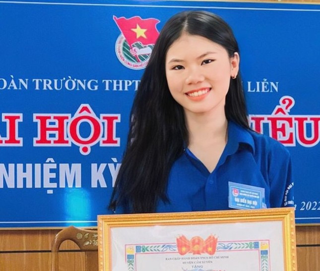 Minh Thư hiện đang theo học tại lớp 12A4, trường THPT Nguyễn Đình Liễn. Minh Thư hiện đang theo học tại lớp 12A4, trường THPT Nguyễn Đình Liễn.