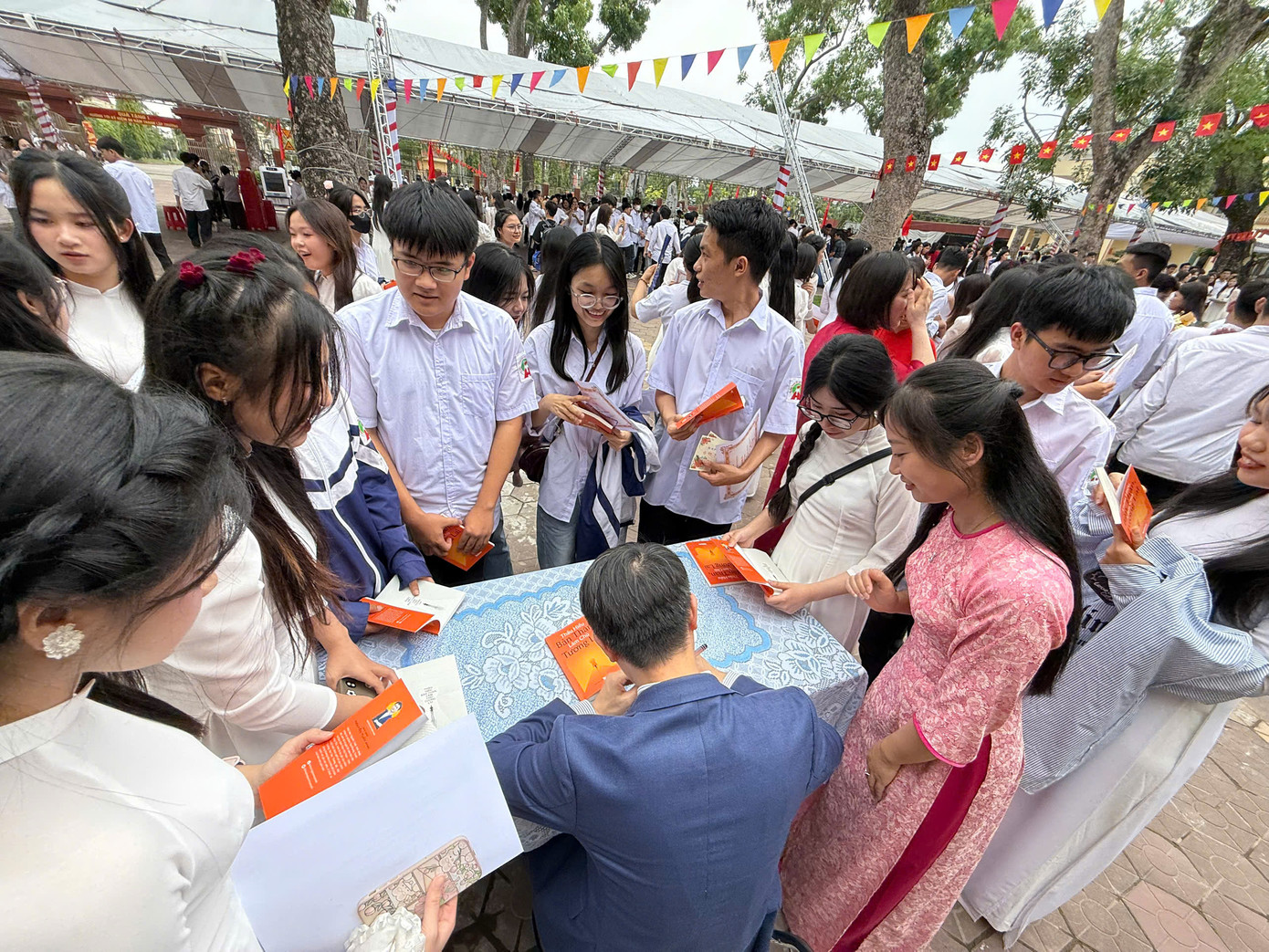 Nhà báo Nguyễn Tuấn Anh ký tặng sách cho học sinh Trường THPT Thanh Hà.