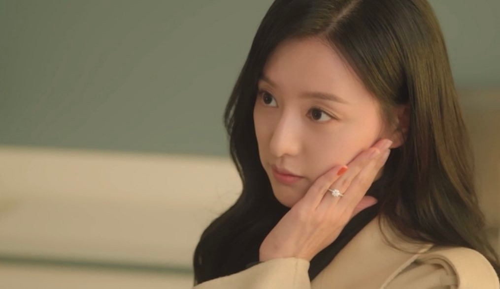 Hae In vừa nói vừa làm điệu khi nói về "cô vợ xinh đẹp" của Baek Hyun Woo. Khán giả đang quắn quéo vì tiểu thư Hong quá đỗi dễ thương. Hae In vừa nói vừa làm điệu khi nói về "cô vợ xinh đẹp" của Baek Hyun Woo. Khán giả đang quắn quéo vì tiểu thư Hong quá đỗi dễ thương.