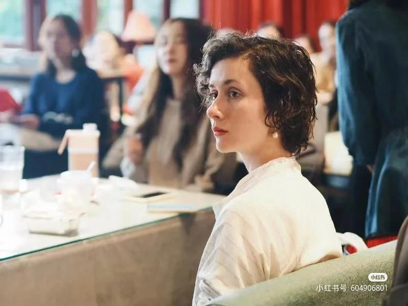 Ảnh chụp nữ giảng viên trong buổi ngâm thơ của trường. Ảnh chụp nữ giảng viên trong buổi ngâm thơ của trường.