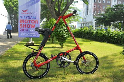 Xe đạp gấp STRiDA được trưng bày tại triển lãm ô tô Việt Nam VMS 2014 là một trong những chiếc xe Gen Z "nên bỏ túi mang về". Xe đạp gấp STRiDA được trưng bày tại triển lãm ô tô Việt Nam VMS 2014 là một trong những chiếc xe Gen Z "nên bỏ túi mang về".