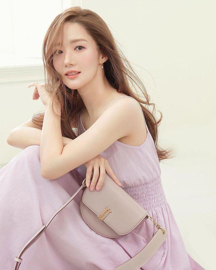 Park Min Young vốn có thân hình mảnh mai, nhưng gương mặt &quot;có da có thịt&quot; khá đầy đặn nên không tạo cảm giác quá gầy.