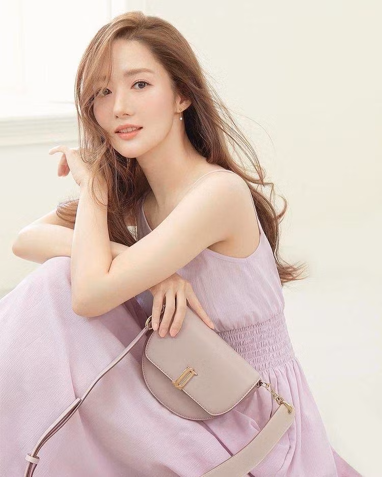 Park Min Young vốn có thân hình mảnh mai, nhưng gương mặt "có da có thịt" khá đầy đặn nên không tạo cảm giác quá gầy. Park Min Young vốn có thân hình mảnh mai, nhưng gương mặt "có da có thịt" khá đầy đặn nên không tạo cảm giác quá gầy.