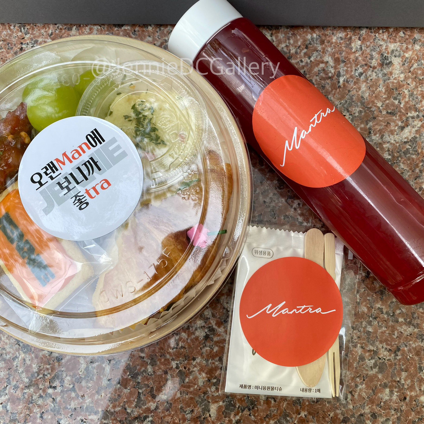 Cận set đồ ăn Jennie chuẩn bị cho người hâm mộ. - Nguồn: @JennieDCGallery Cận set đồ ăn Jennie chuẩn bị cho người hâm mộ. - Nguồn: @JennieDCGallery