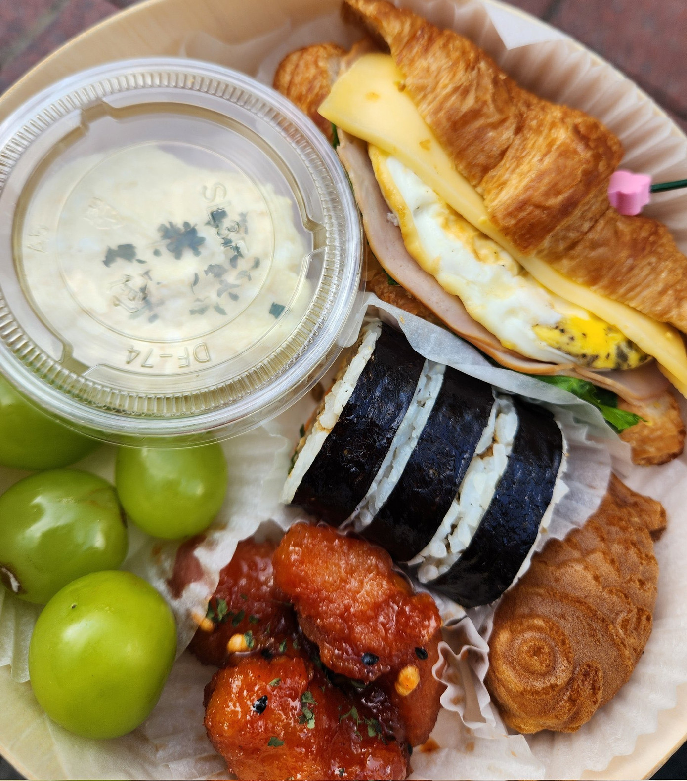 Cận set đồ ăn Jennie chuẩn bị cho người hâm mộ. - Nguồn: @JennieDCGallery Cận set đồ ăn Jennie chuẩn bị cho người hâm mộ. - Nguồn: @JennieDCGallery