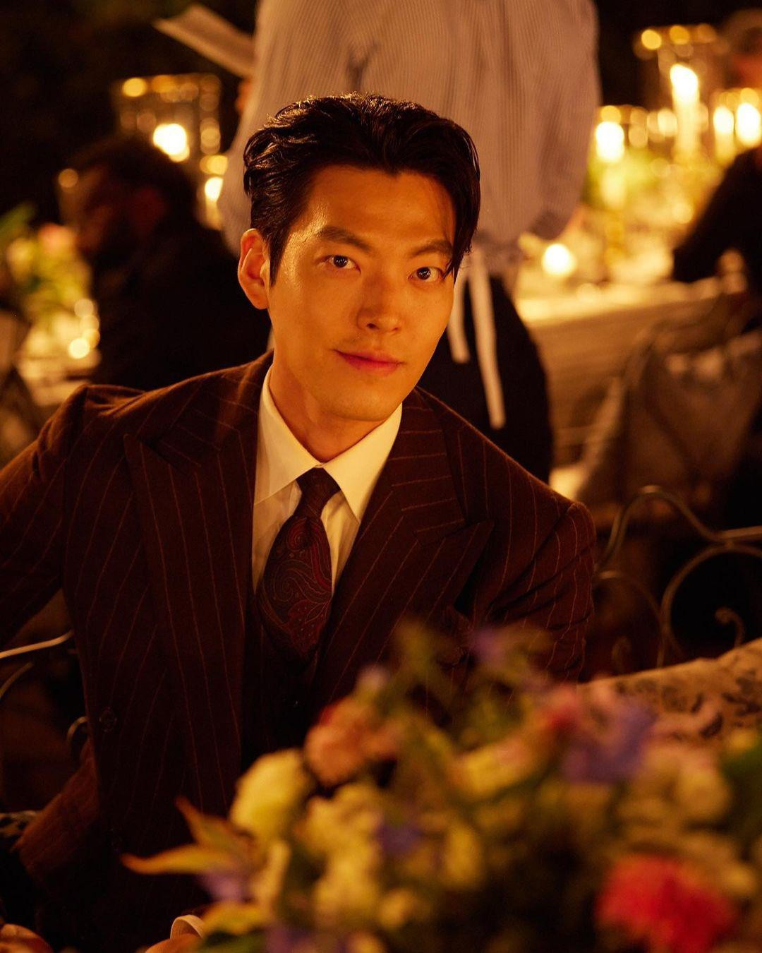 Kim Woo Bin diện suit, tóc vuốt ngược lộ trán khiến fan đổ gục vì vẻ nam tính, lịch lãm.