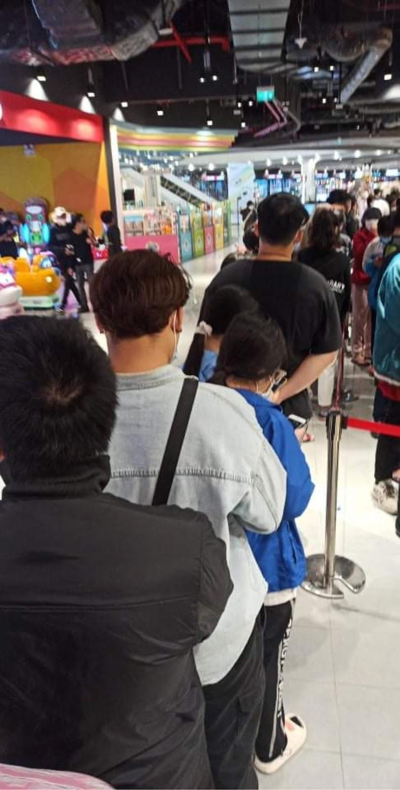 Hình ảnh học sinh, sinh viên và phụ huynh xếp hàng mua Chú Thuật Hồi Chiến vào sáng sớm tại AEON Mall Hải Phòng.