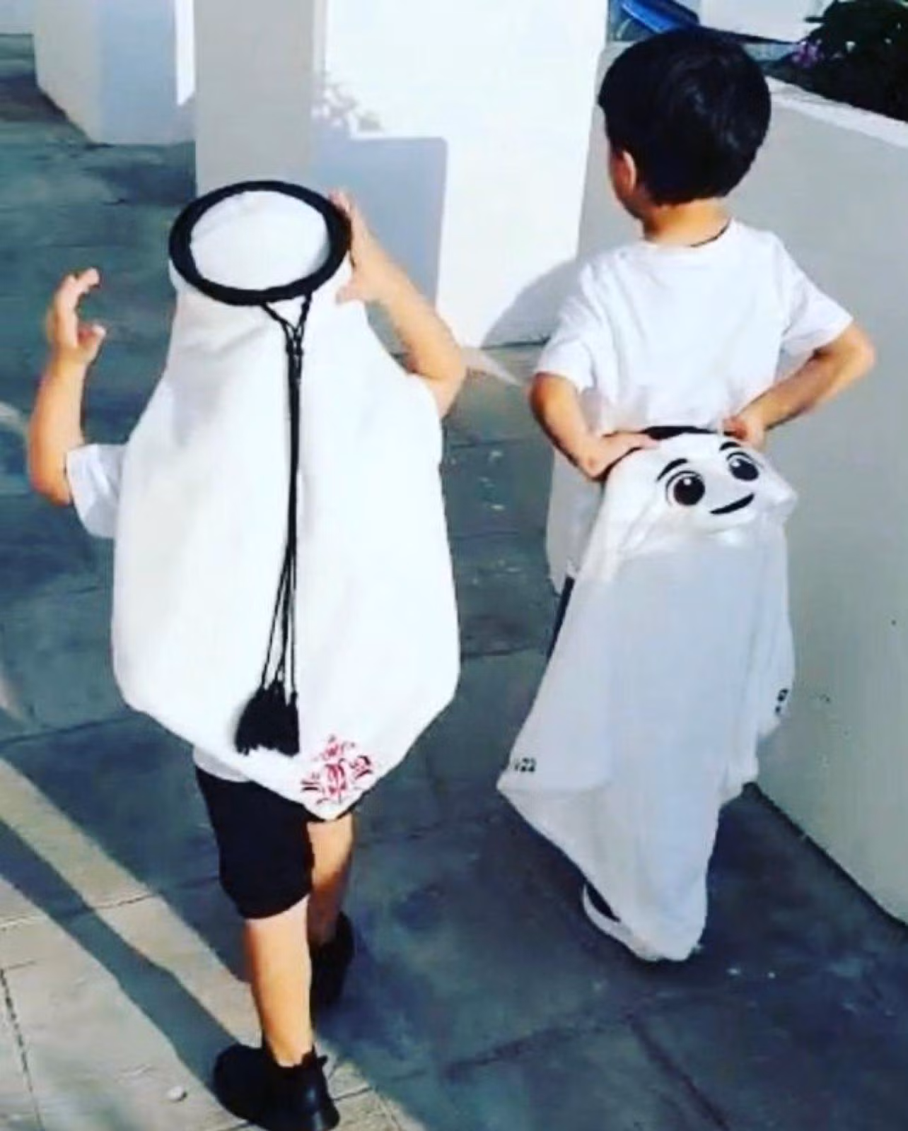 Mũ đội đầu La'eeb cũng đáng yêu không kém.