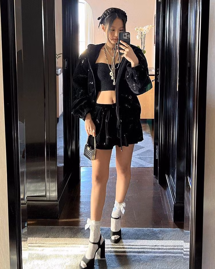 Cận cảnh outfit và một số hình ảnh tại sự kiện được Jennie đăng tải trên Instagram cá nhân.