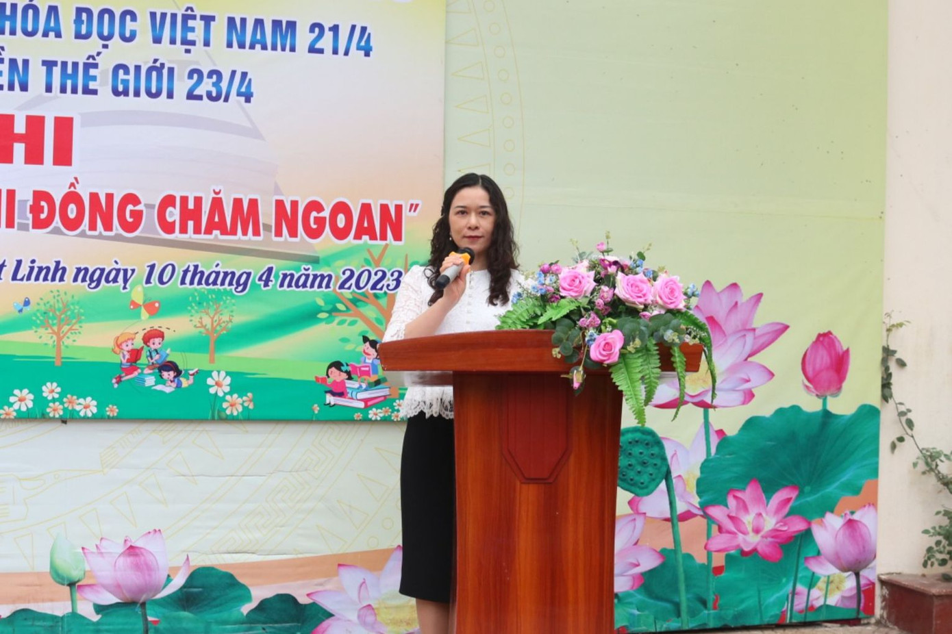 Cô Hiệu trưởng Nguyễn Thanh Thủy đọc diễn văn khai mạc cho ngày hội. Cô Hiệu trưởng Nguyễn Thanh Thủy đọc diễn văn khai mạc cho ngày hội.