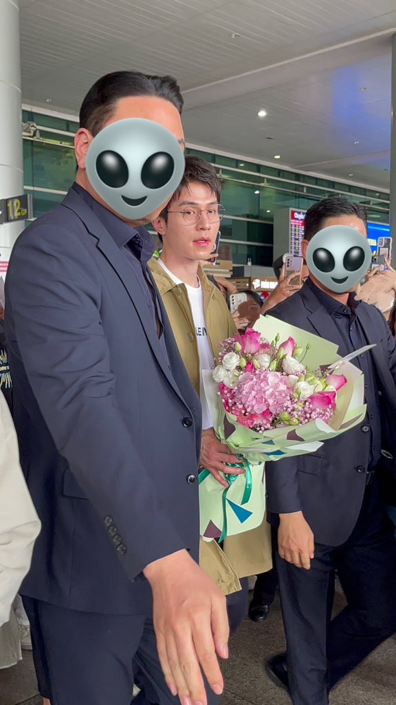 Trong bức ảnh cận mặt được fan Việt chụp vội, Lee Dong Wook "đẹp tràn màn hình" bất chấp cam thường, làn da trắng mịn không tì vết dù ở tuổi 42. - Ảnh: @_uywnla