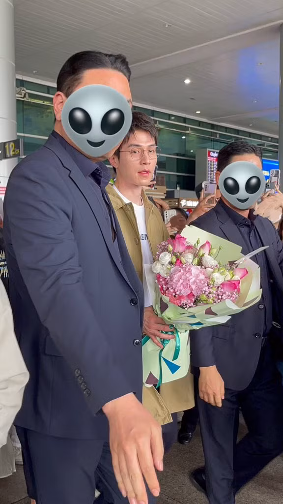 Trong bức ảnh cận mặt được fan Việt chụp vội, Lee Dong Wook "đẹp tràn màn hình" bất chấp cam thường, làn da trắng mịn không tì vết dù ở tuổi 42. - Ảnh: @_uywnla Trong bức ảnh cận mặt được fan Việt chụp vội, Lee Dong Wook "đẹp tràn màn hình" bất chấp cam thường, làn da trắng mịn không tì vết dù ở tuổi 42. - Ảnh: @_uywnla