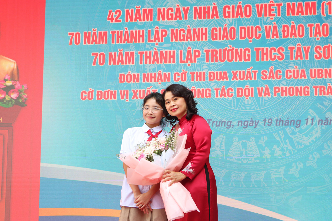 Bạn Minh Châu thay mặt toàn thể học sinh tặng hoa chúc mừng nhân ngày "hội kép". Bạn Minh Châu thay mặt toàn thể học sinh tặng hoa chúc mừng nhân ngày "hội kép".