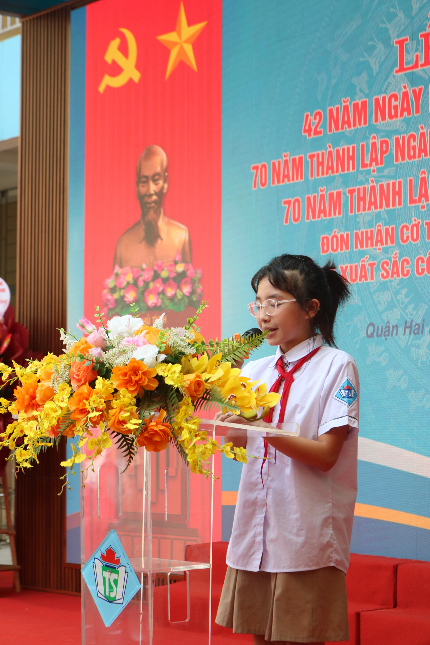 Bạn Minh Châu thay mặt toàn thể học sinh tặng hoa chúc mừng nhân ngày "hội kép". Bạn Minh Châu thay mặt toàn thể học sinh tặng hoa chúc mừng nhân ngày "hội kép".