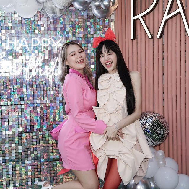 Lisa tinh nghịch trong khung hình chụp cùng cô bạn thân Ariya.