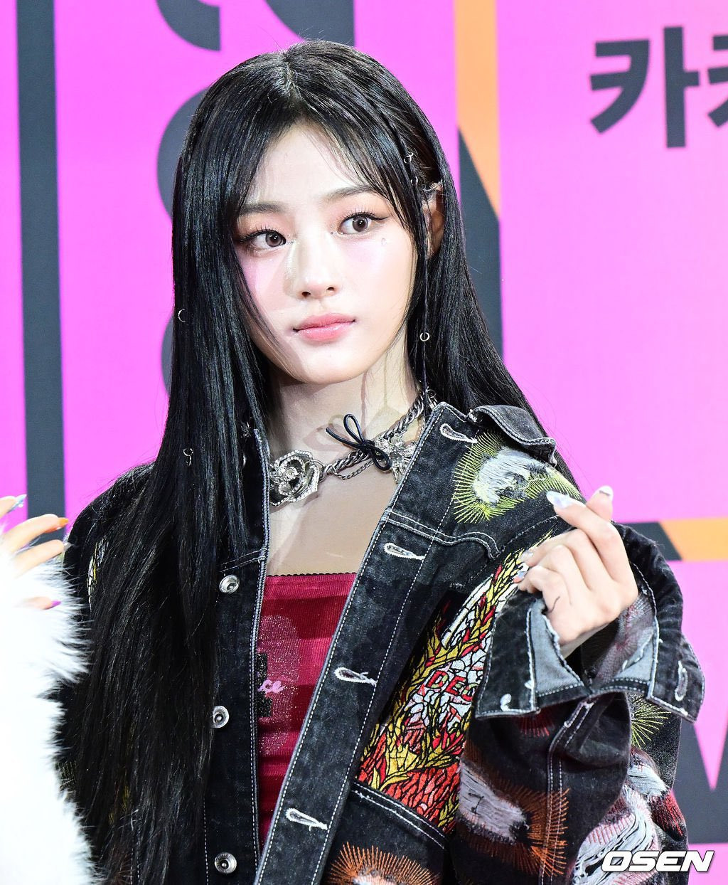 Knet đang nháo nhào với make-up look và trang phục của Hanni và Minji trên thảm đỏ.