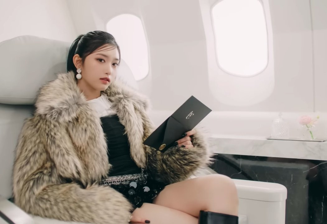 Em út Lee Seo đang gây sốt trên theqoo với nhan sắc thăng hạng ở lần tái xuất này.