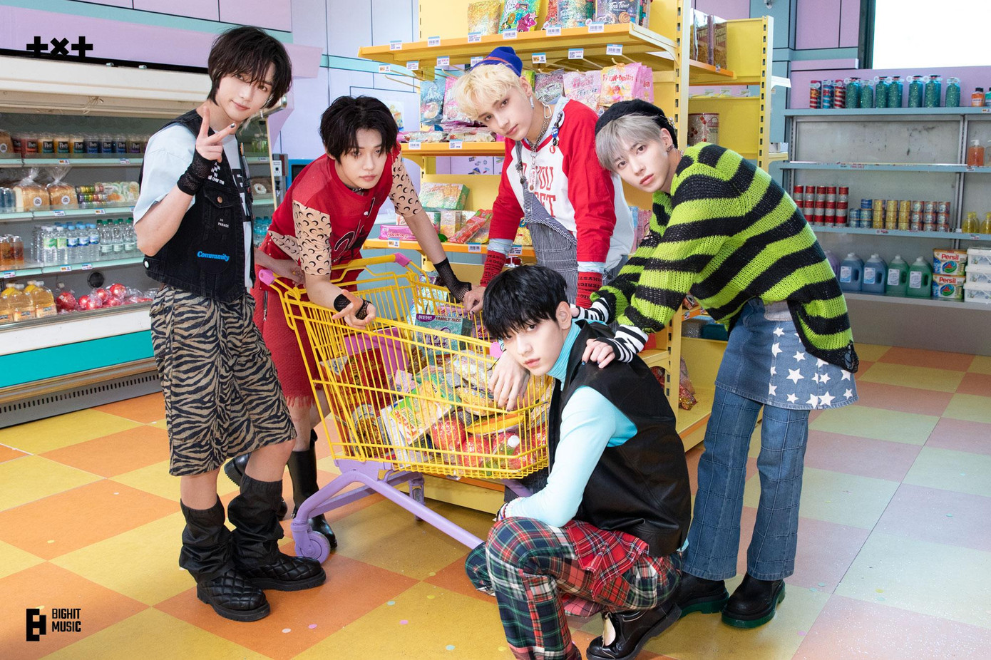 Chính vì cả 5 người đều tự tin về vẻ đẹp trai của mình nên chỉ cần ai đó nhắc đến visual sẽ lập tức &quot;tới công chuyện&quot; với TXT!