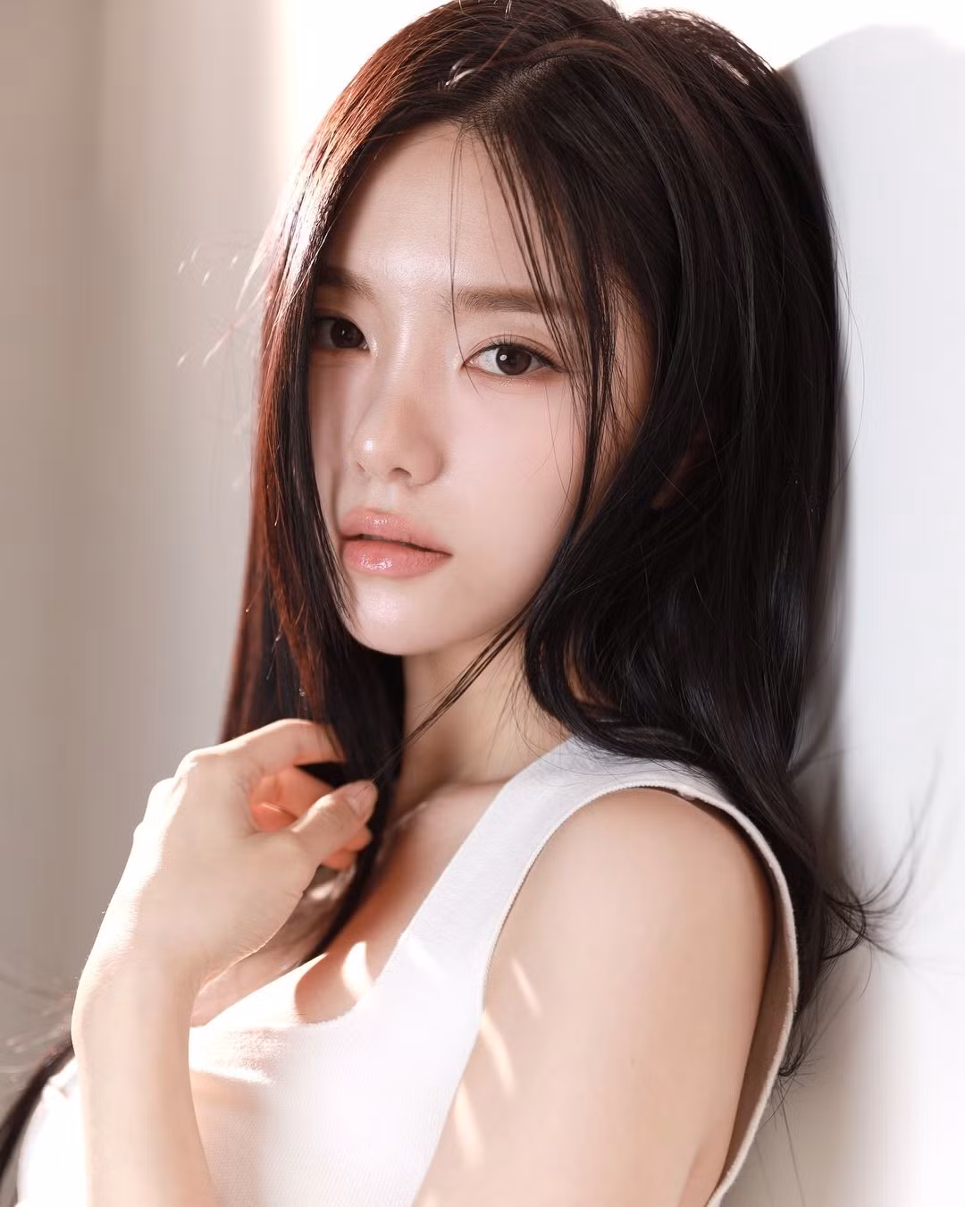 Lee Rayeon có gương mặt nhỏ nhắn và thân hình mảnh mai. Visual của cô cũng nhận được nhiều lời khen nhờ vào vẻ thuần khiết, nhẹ nhàng đúng chuẩn Hàn Quốc.