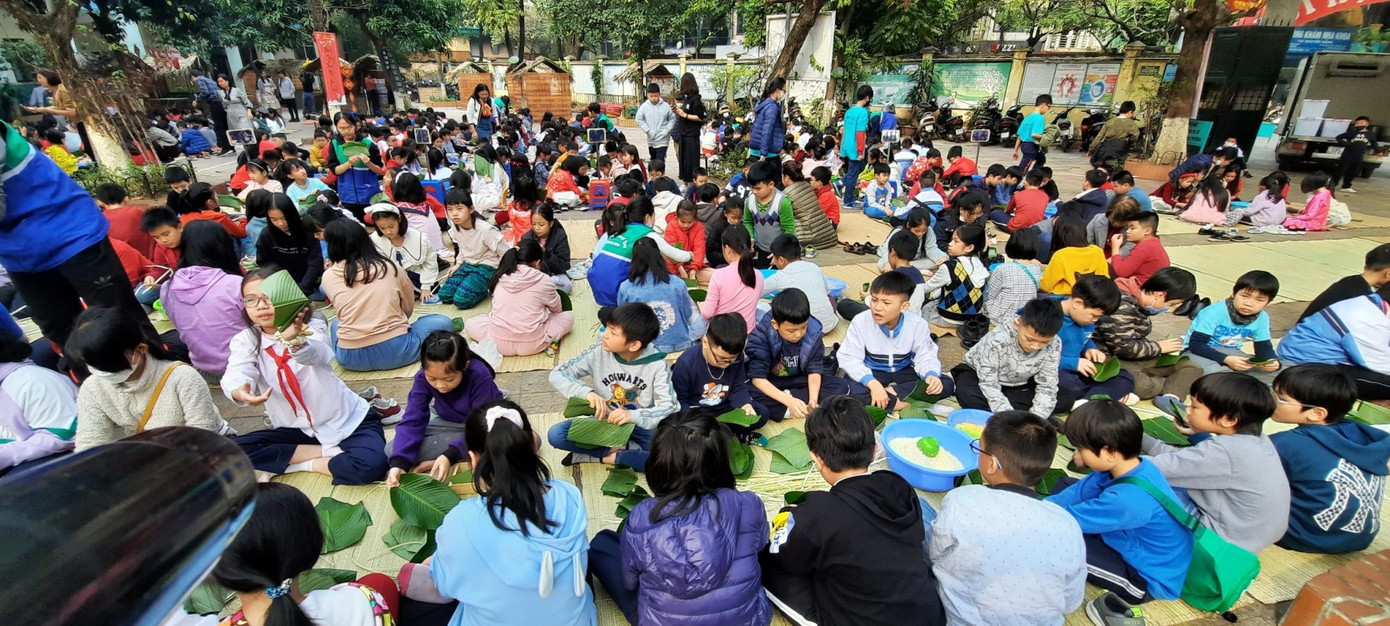 Tween nhận được sự hỗ trợ của thầy cô và phụ huynh trong quá trình làm bánh.