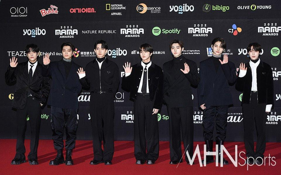 ENHYPEN cũng chọn vest đen khi xuất hiện trên thảm đỏ. ENHYPEN cũng chọn vest đen khi xuất hiện trên thảm đỏ.