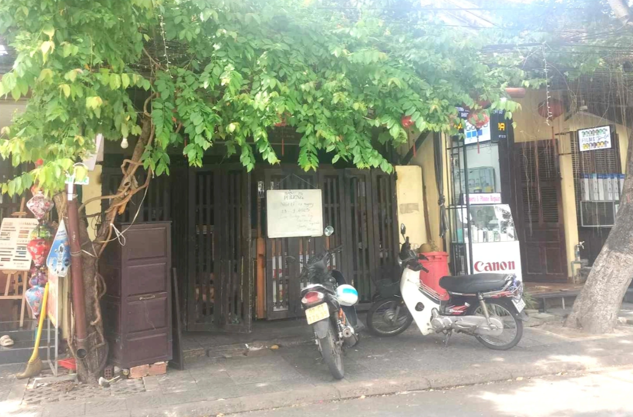 Bánh mì Phượng treo biển tạm đóng cửa. - Ảnh: Anh Ba, báo Dân trí