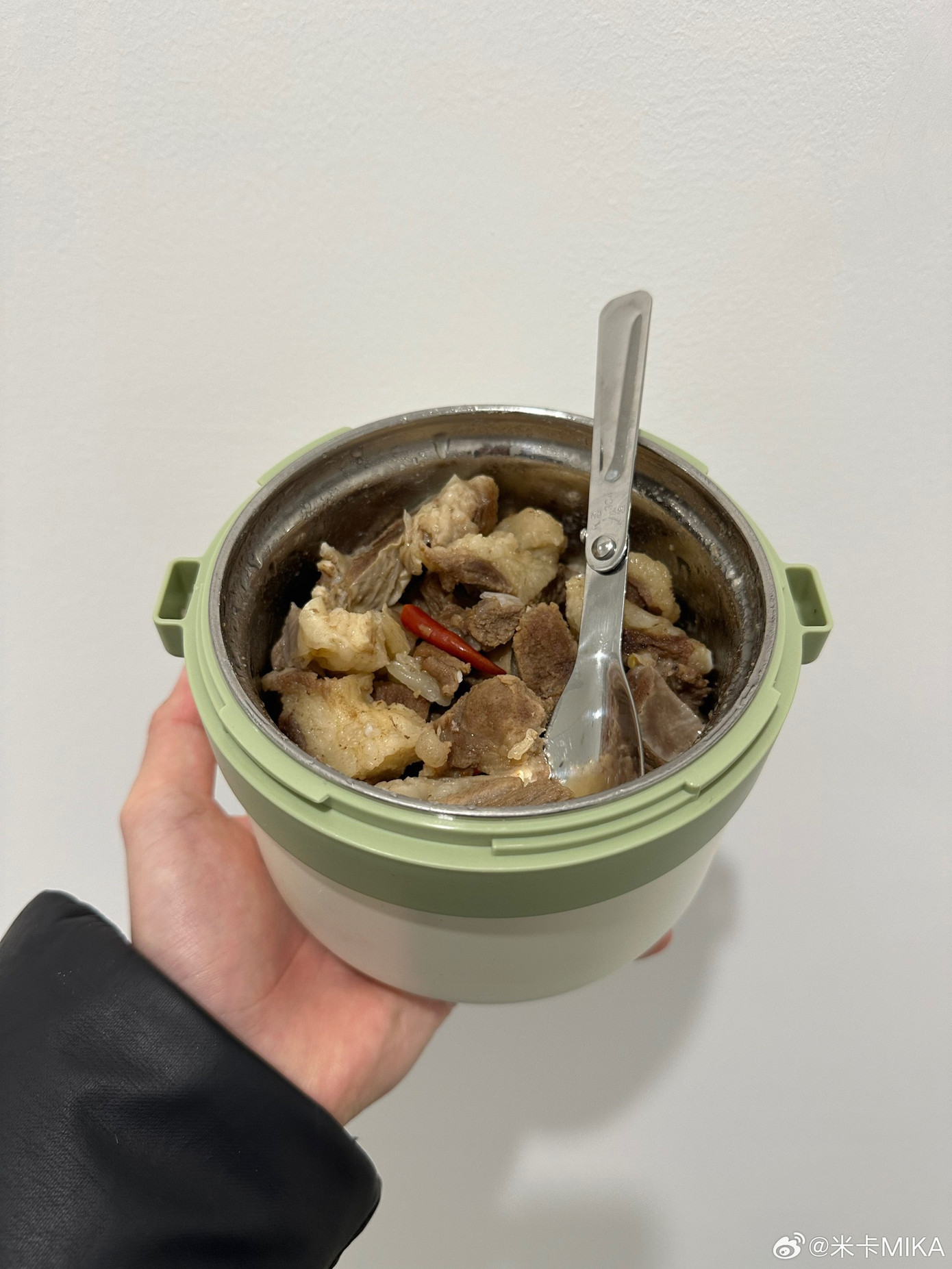 Mika unbox ngay món quà mình nhận được đến từ A Vân Ca, nguyên một hộp thịt dê có thể lót dạ trước khi vào lễ chính. Mika unbox ngay món quà mình nhận được đến từ A Vân Ca, nguyên một hộp thịt dê có thể lót dạ trước khi vào lễ chính.