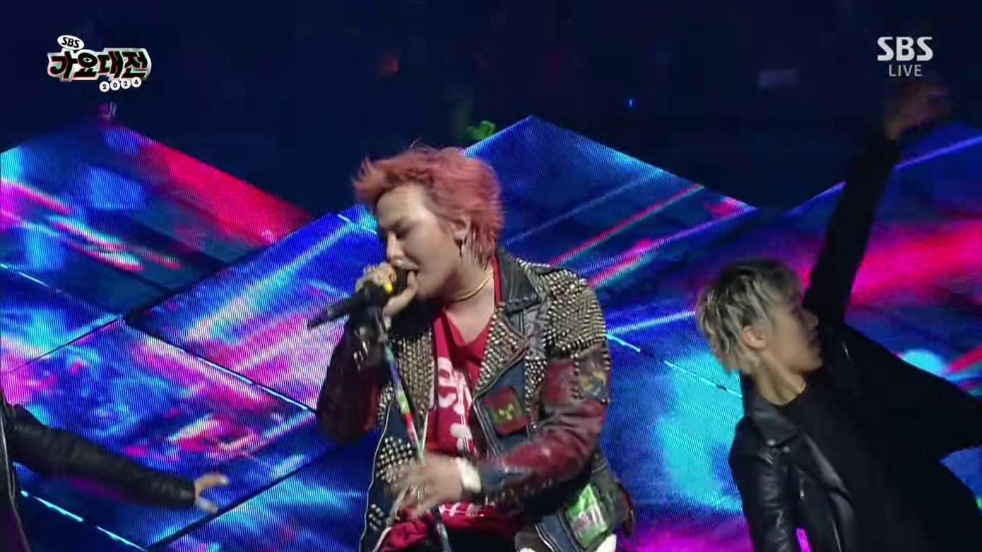 Những bản hit cũ được mang trở lại khiến người hâm mộ nóng lòng muốn G-Dragon sớm phát hành album và khởi động một chuyến lưu diễn.