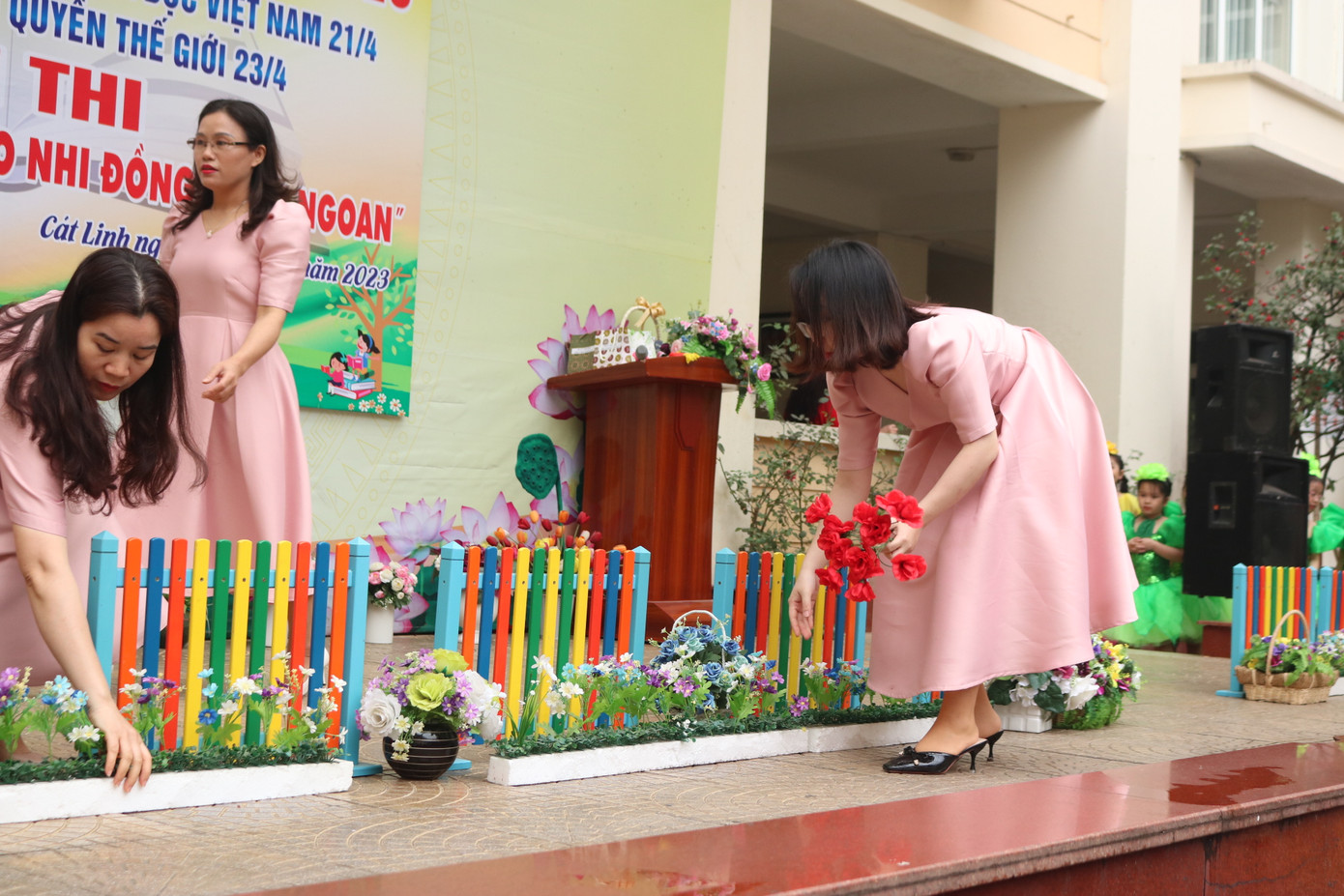 Các cô giáo cũng gấp rút hỗ trợ tween dựng sân khấu biểu diễn. Các cô giáo cũng gấp rút hỗ trợ tween dựng sân khấu biểu diễn.