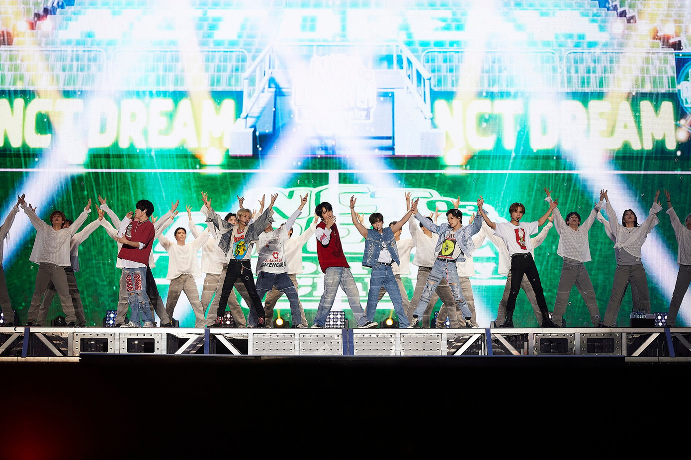 Toàn bộ unit của NCT: NCT U, NCT 127, NCT DREAM, WayV đều có phần biểu diễn ấn tượng, bên cạnh các màn trình diễn toàn đội hình. Toàn bộ unit của NCT: NCT U, NCT 127, NCT DREAM, WayV đều có phần biểu diễn ấn tượng, bên cạnh các màn trình diễn toàn đội hình.